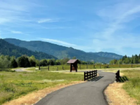 Riverfront on the Rogue! Ideal Southern Oregon location Hotels in Rogue River