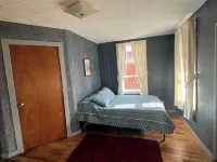 Walden’s Gingerbread House - A Basecamp for Groups, Fenced Yard, Pet Friendly Hotels in Jackson County