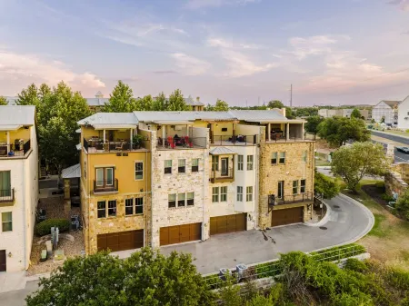 A Unique Experience With Private Elevator, Rooftop Terrace, San Gabriel Views! Отели рядом с достопримечательностью «Georgetown Palace Theatre»