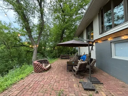 Spacious & Cozy home on The Apple River- Hiking, Tubing, Skiing, Racing, 12+ ppl