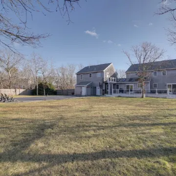 Spacious home for entertaining, centrally located to beach, ferry, and airport.