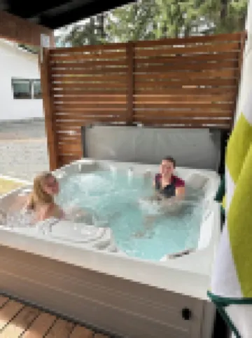 The Seedling - outdoor gas fireplace, hot tub & grill near shops & trails