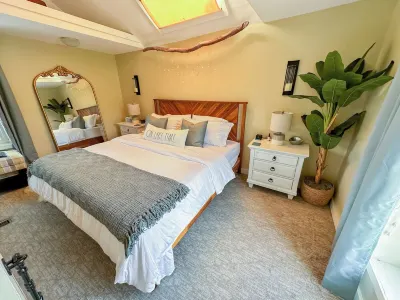 Cozy Lakefront Cottage w/ Kayaks, Firepit, Views & Firepit! Hotels in der Nähe von Song Mountain