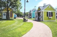 Charming Cottage in Hyannis Walk to Downtown, Beach, Harbor, Pet Friendly Fence