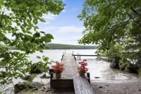 Cozy, lake view cottage in Ellsworth, Maine! - 3성급