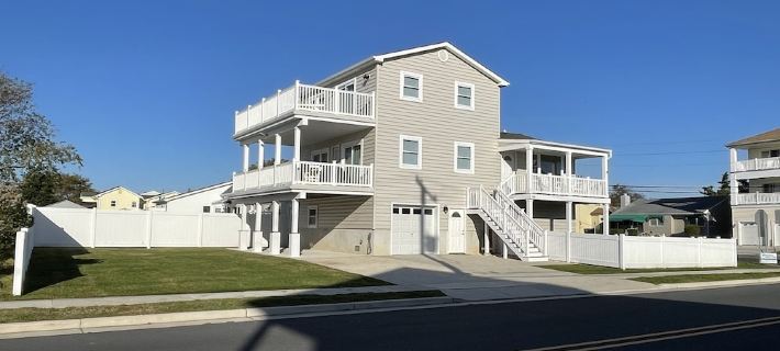Bayview Home Endless decks Elevator, Every  bedroom has a bath and deck access. Hotels in Brigantine