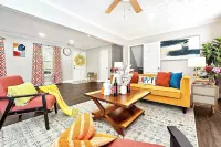 Vibrant & Cozy Home-Sleeps 12-King Bed-Fenced Yard Hotels in Snellville