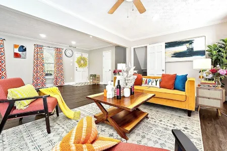 Vibrant & Cozy Home-Sleeps 12-King Bed-Fenced Yard Отели рядом с достопримечательностью «My Secret Garden»