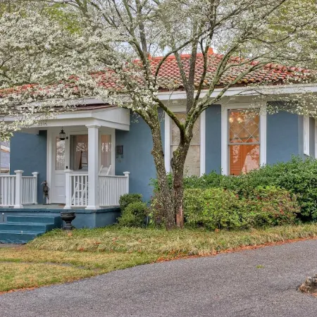 Beautiful 2bedroom cottage with full kitchen, dining area, laundry, 3 TVs, a/c