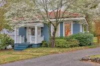 Beautiful 2bedroom cottage with full kitchen, dining area, laundry, 3 TVs, a/c