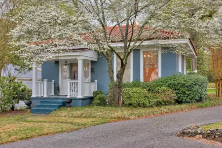 Beautiful 2bedroom cottage with full kitchen, dining area, laundry, 3 TVs, a/c