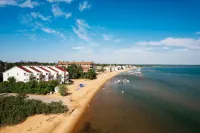 ★BEACHFRONT★Pool+Hot Tub★11 min to downtown