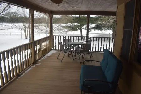 Peaceful farm retreat with hiking trails and farm animals. Отели рядом с достопримечательностью «Уотерс Хаус Спешиал Парк, МНКПК»