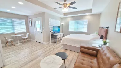 Cozy and Modern Style Studio with King Size Bed Free Laundry in HPP