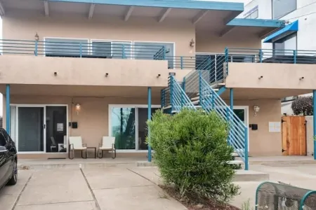 Bay Bliss: Luxurious Comfort with Stunning Views Отели рядом с достопримечательностью «Мишен Бич»