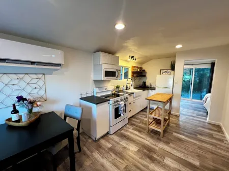 Enchanting Creekside Retreat: Your Downtown Oasis