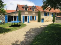 The longère de Mayrinhac with its private swimming pool Vailhourles 호텔