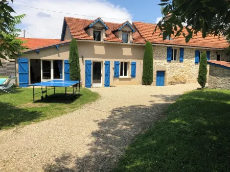 The longère de Mayrinhac with its private swimming pool