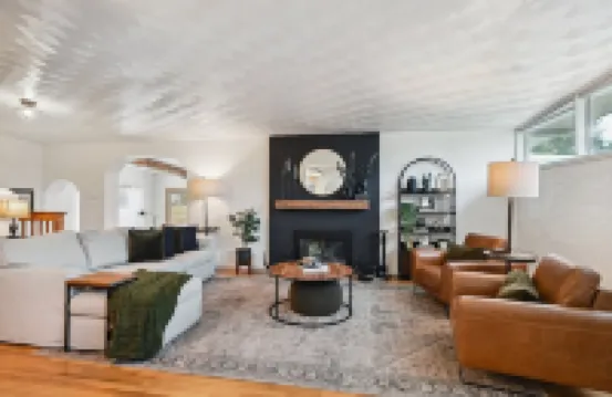 Spacious Cozy Family Home w/ Hot Tub, Private Yard, Fire Pit