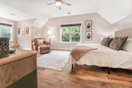 Family Friendly w/4 Kings Near Uga & Downtown Athens. Parking for Uga Basketball