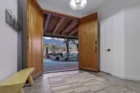 Welcome to the Hokum House! Incredible city and mountain views.