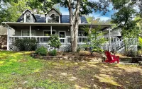 LAKEFRONT FAMILY RETREAT--SWIMMING DOCK--OUTDOOR DINING