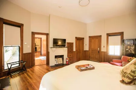 Stunning suite in amazing National Landmark property. Blocks from downtown.