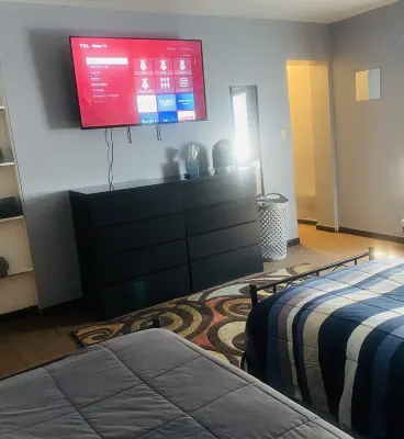 Cozy 4 Bedroom Colonial Hotels near Detroit Station