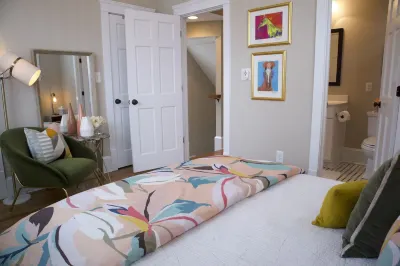 Professional 2bd Condo Near Downtown Raleigh