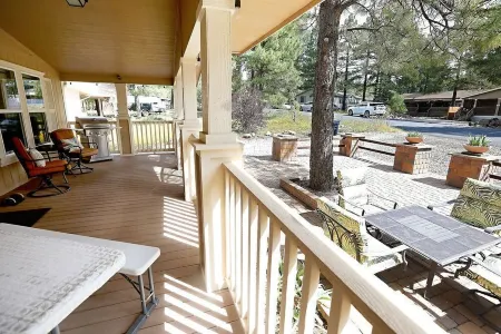 Family retreat in Munds Park; bring your dog!