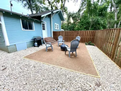 The Sweet Magnolia is just blocks from both downtown Nacogdoches & SFA campus! Các khách sạn gần Gayla Mize Garden