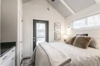 Heavensent Tiny Home @ The Retreat at Water's Edge - Lake Views! Hotels in Tracy City