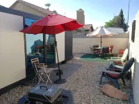 Cozy Relaxing Retreat with private yard only 20mins from the Las Vegas Strip!