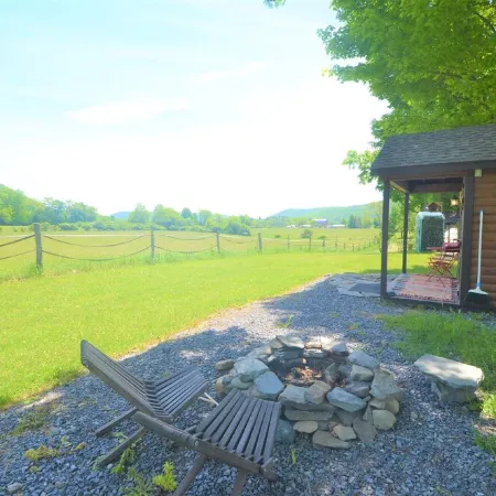 The Wren's Nest at Scottland Yard Farm, a Romantic Cabin