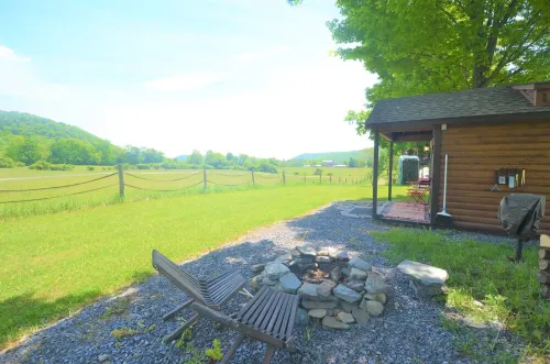 The Wren's Nest at Scottland Yard Farm, a Romantic Cabin