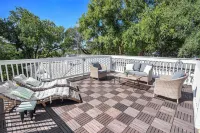 Cozy cottage with rooftop deck, fire pit, hot tub & community boat dock and cove