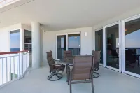 PENTHOUSE - TOP FLOOR - BEACHFRONT & CHAIRS - POOL - BALCONY - GYM-NEW ELEVATORS
