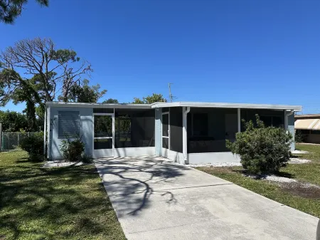 Cozy 2 Bedroom Englewood Home miles from the Beach Отели в г. Гров-Сити