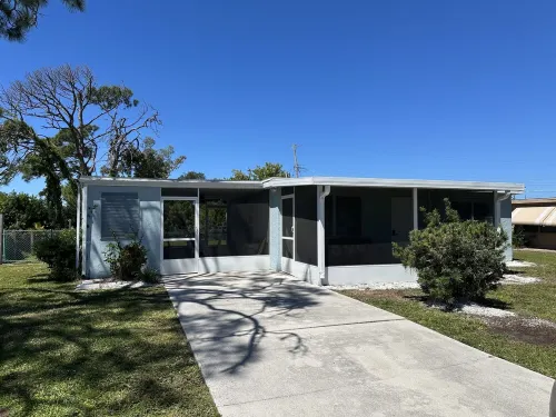 Cozy 2 Bedroom Englewood Home miles from the Beach