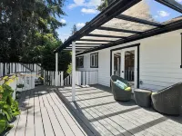 Charming 2-bedroom house in wonderful Burien with 500mbps  speed WiFi, Hotels in Burien