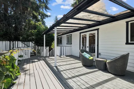 Charming 2-bedroom house in wonderful Burien with 500mbps  speed WiFi,