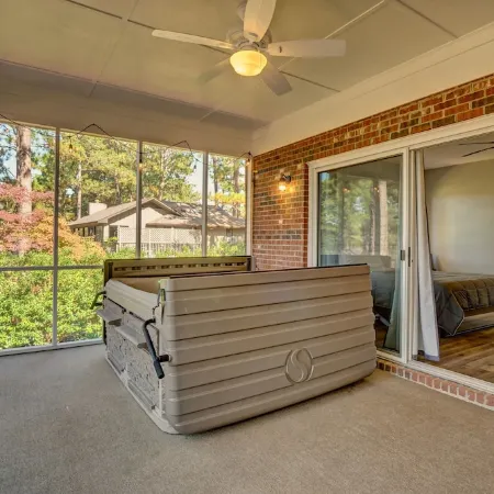 Luxury Golf Simulator, Golden Tee, Shuffleboard, Hot Tub and Stunning Views!