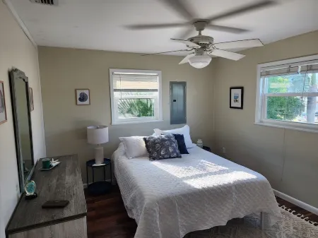 The Avocado House - 10 Foot Deep Pool Peaceful Cul-de-Sac Waterfront Village