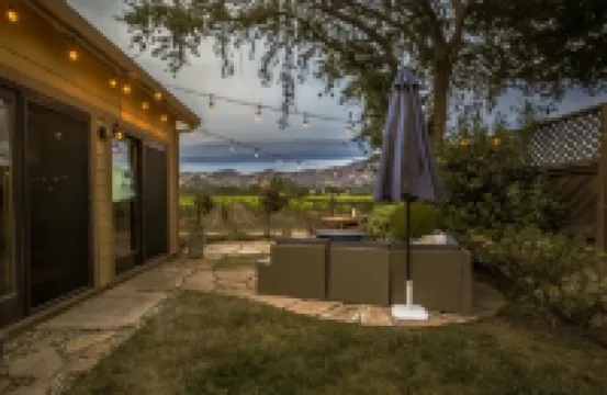 Romantic cottage with gorgeous Vineyard and Mountain Views. Hotels in Yountville