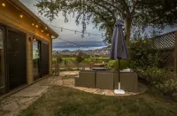 Romantic cottage with gorgeous Vineyard and Mountain Views.