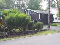 Cozy and Charming Chalet! Close to Hiking Trails and Ski Areas! Hotels near Community Pool and playground