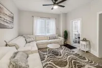5 Min Drive to Downtown! Modern 3BR in Savannah!