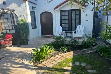 The Heart of Belmont Shore Отели рядом с достопримечательностью «Нейплс»