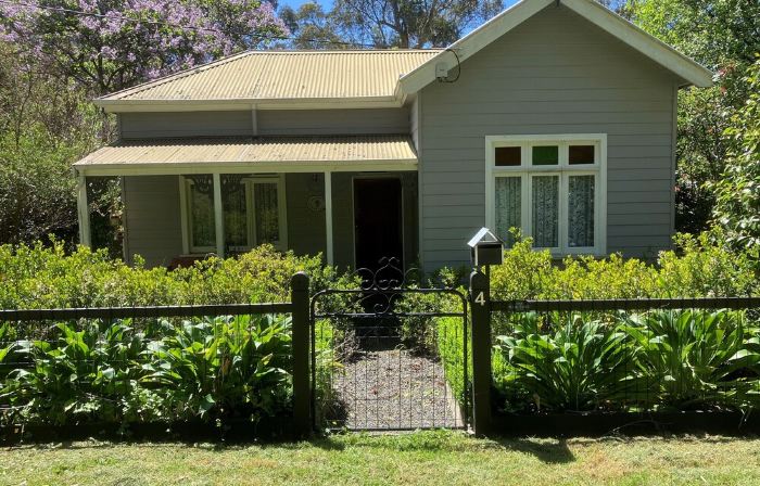 Historic Cottage 4 Riverside Dve. Pet friendly, flat fenced yard  on the River.