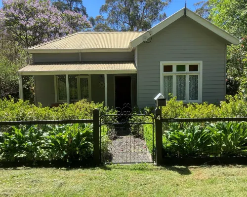 Historic Cottage 4 Riverside Dve. Pet friendly, flat fenced yard on the River. Hotels in Warburton